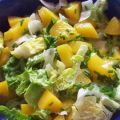 Grüner Salat mit Pfirsich und fruchtigem[...]