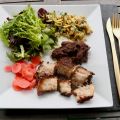 Schweinebauch mit Bohnen an Salat