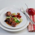 Gefüllte Hirschinvoltini auf fruchtigem Salat