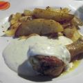 Hähnchenkeulen mit Kartoffelspalten und einem[...]