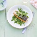 Lachs auf Erbsenpüree und Zuckerschotensalat