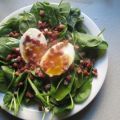 Spinatsalat mit Ei und warmen Schinkenwürfelchen
