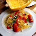 Spaghettikürbis mit Feta und Tomaten