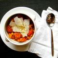 Wärmender spanischer Bohneneintopf mit Chorizo