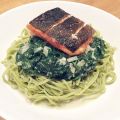 Knusperlachs mit Blattspinat und Linguine