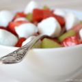 Melonensalat mit Erdbeeren und Büffelmozzarella