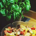 Sommerlicher Brotsalat mit bunten Tomaten