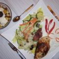 Hähnchenbrustfilet mit Salat und Zaziki