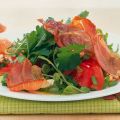 Tomaten-Kräuter-Salat mit Schinken