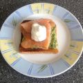 Toast mit Räucherlachs und Avocadocreme
