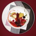 Zitronen-Crepe auf Beerenspiegel