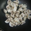 frische Champignons mit Zwiebeln
