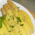 Sauce Hollandaise zu verschiedenem Gemüse