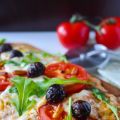 Pizzafladen mit rotem Pesto und Tomaten