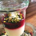 Kokospudding mit gemischten Beeren