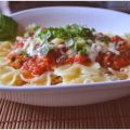 Farfalle mit Tomaten-Basilikum-Soße 