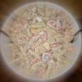 Nudelsalat pikant mit Garnelen und Ei