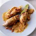 Rouladen mit Sauerkrautfüllung und Kümmelsauce