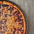 Heidelbeer-Tarte mit Haferflockenstreuseln