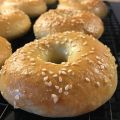 Dinkel-Safran Bagels mit Sesam