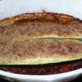 Gemüse: Zucchini auf Tomatenbett mit[...]