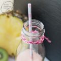 Pink-Smoothie mit Erdbeer - Ananas und Kokos
