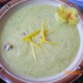 Suppe: Zucchinisuppe mit Kapuzinerkresse
