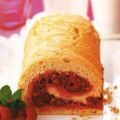 Biskuitrolle mit Himbeeren