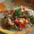 Gemüsesuppe mit Käseklößchen