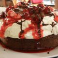 Brownietorte mit Mascarpone und Erdbeercoulis