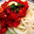 Kohlrabispaghetti mit Tomatensauce