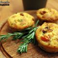 Herzhafte Muffins mit Tomaten und Pinienkernen