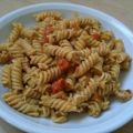 Fusilli mit grünem Pesto, Tomate und Mozzarella