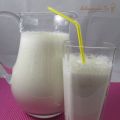 Bananen-Milchshake (Bananenmilch) mit frostiger[...]