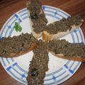 Bruschetta mit Schwarzem-Oliven-Mus
