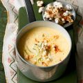 Käse-Mais-Suppe mit Chili-Popcorn