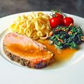 Gespickter Schweinerücken mit Wachholderspeck,[...]