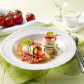 Gefüllte Putenröllchen  mit Tomaten-Papaya-Salat