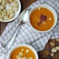 Paprikasüppchen mit Parmesancroûtons