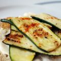 Zucchini-Sandwich mit Tomaten und Mozzarella