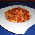 Würstchen-Tomaten-Gulasch mit Schleifchennudeln