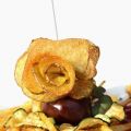 Kartoffelkäse-Praline auf einer Peperonata