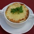 Schmackhafte Zwiebelsuppe mit Toast und Käse[...]