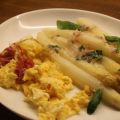 Spargel mit Rührei und Basilikum-Vinaigrette