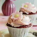 Raspberry Red Velvet Cupcakes . Himbeeren red[...]