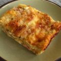 Frühstücksauflauf mit Brot, Käse und Schinken