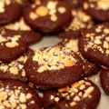Schoko-Cookies mit gesalzenen Macadamia