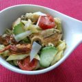 Pastasalat mit lauwarmem Basilikumdressing