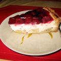 Käsekuchen mit Bananen und Kirschen
