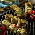 Putenrouladen-Spieße mit Chili-Quark Pesto